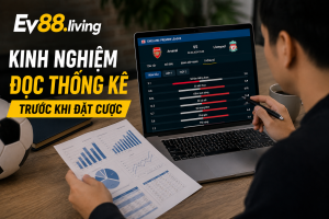 Người chơi phân tích thống kê bóng đá trước khi đặt cược